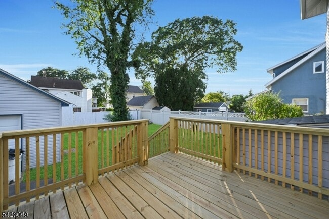 Building Photo - 25 Marinus St