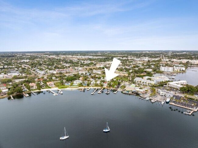 Building Photo - 114 S Lake Dr