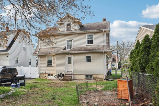 Building Photo - 48 Marinus St
