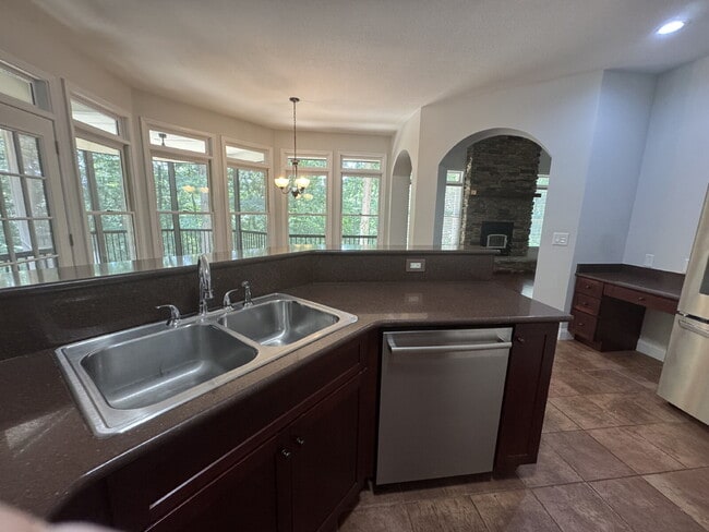 Building Photo - Beautiful Home Available Immediately in Se...