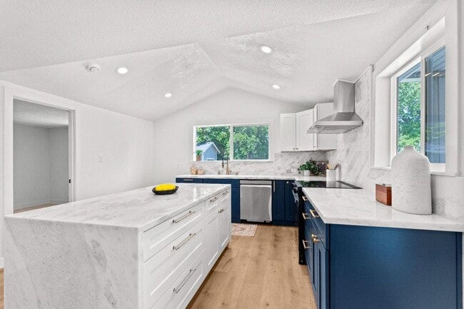 Building Photo - Beautiful Spacious Fully Remodeled Home in...