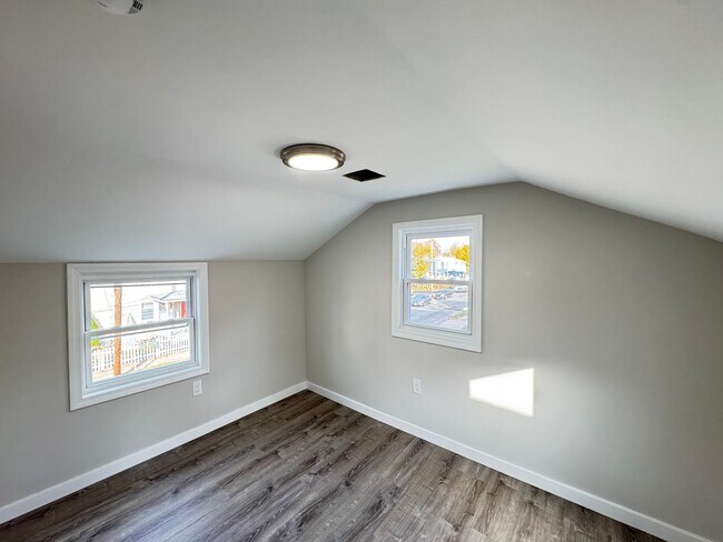 Building Photo - BRAND NEW RENOVATION! Modern 3BR Single Fa...