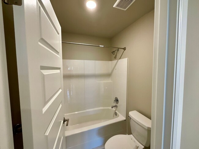 Building Photo - Beautiful and Modern 4-Bedroom Home with S...