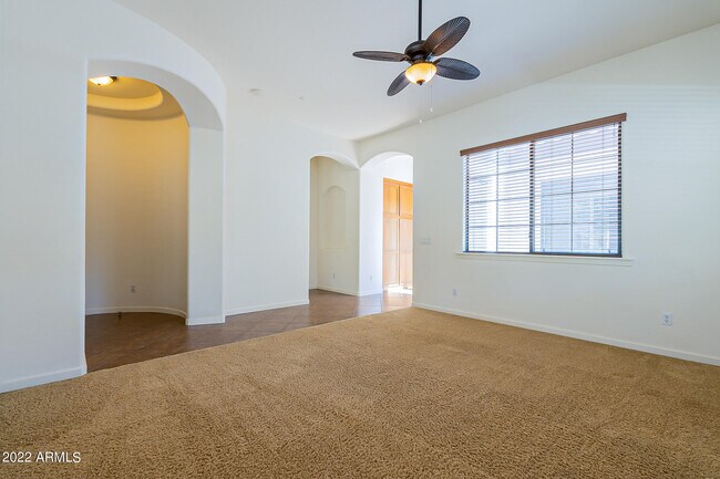 Building Photo - 734 W Juniper Ln