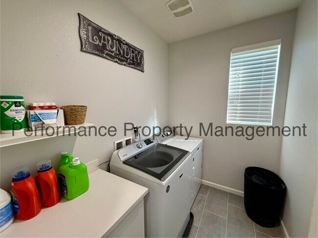 Building Photo - Gorgeous 5 Bed/3 Bath Rio Bravo Home w/ RB...