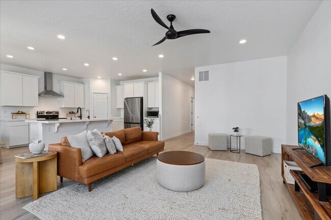 Building Photo - Gorgeous 5 Bedroom Home in Saratoga Springs!
