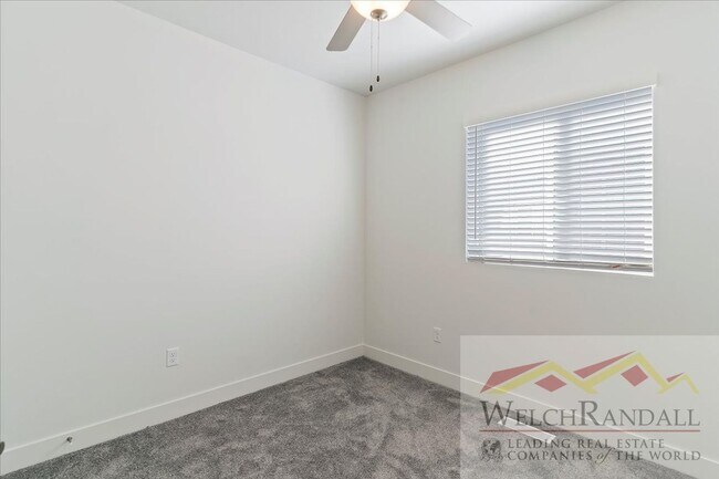 Building Photo - Beautiful 3 Bed 2.5 Bath Townhome in West ...