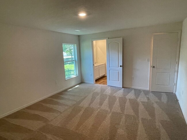Building Photo - Like new 5/3/2 with screened in porch and much more...