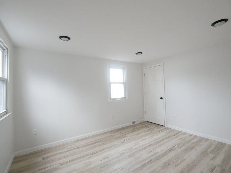 Building Photo - 252 Shields Rd