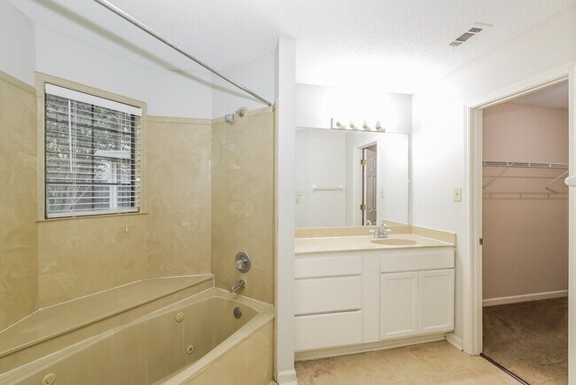 Building Photo - 3565 Foxfield Trail