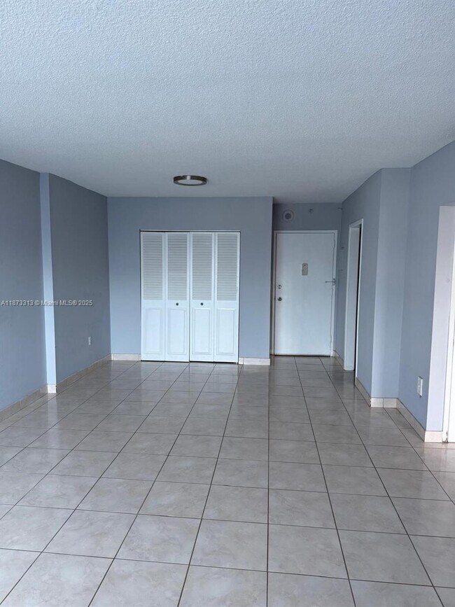 Building Photo - 400 Kings Point Dr