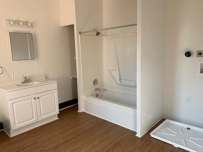 Building Photo - Spacious 4 Bedroom 1.5 Bath, 2 Car Garage-...