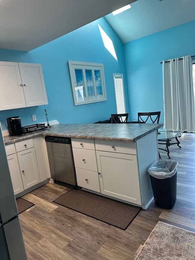 Building Photo - Fully furnished condo minutes from the beach!