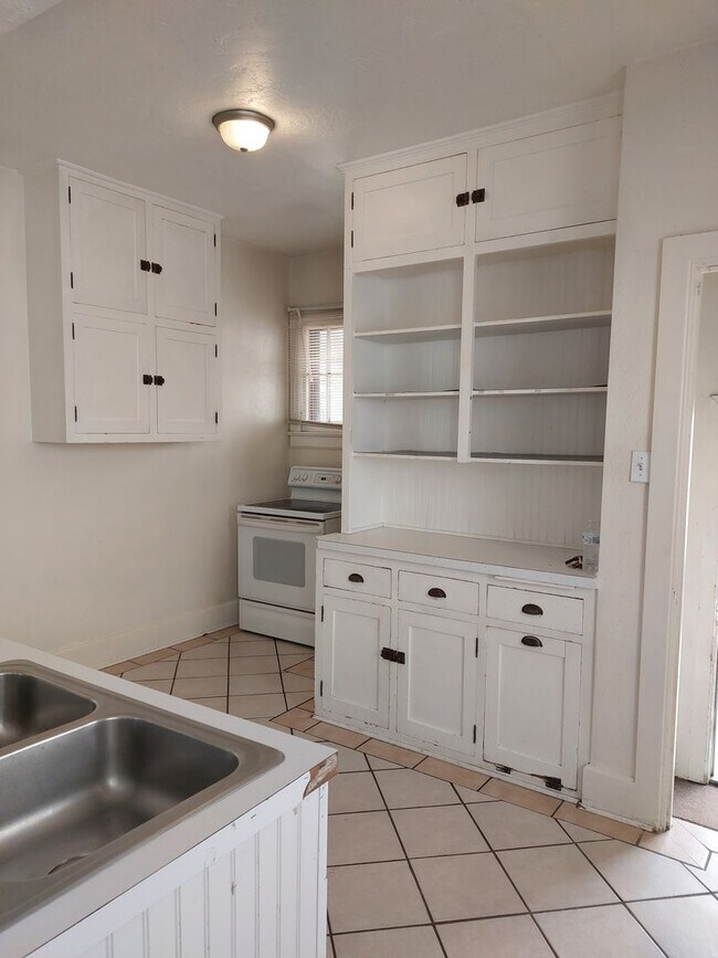 Building Photo - College Housing - 4 bedrooms