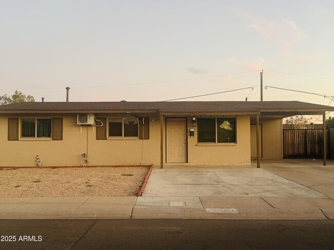Primary Photo - 161 W Holly Ln