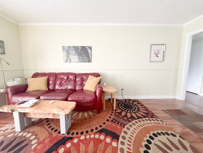 Building Photo - 1045 E 10th St