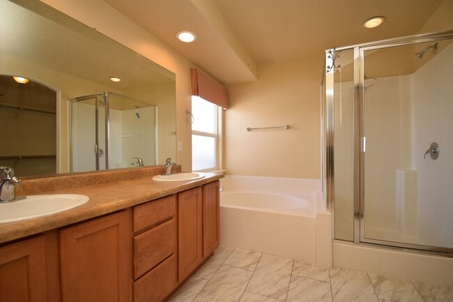 Building Photo - Charming Lakeview 3 Bed Home Near Schools & Churches!!