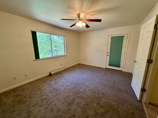 Building Photo - Adorable 3 Bedroom 2 Bathroom Home Just Minutes to Downtown Grass Valley