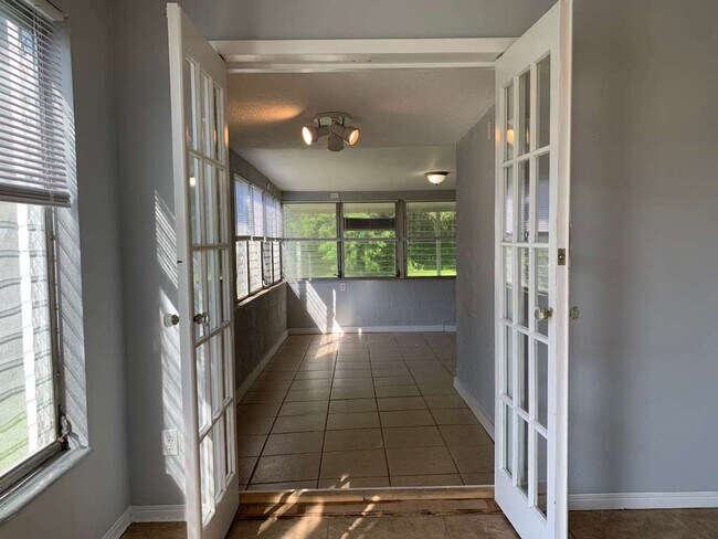 Building Photo - 3 Bedroom 2 Bath Home in Central Gulfport