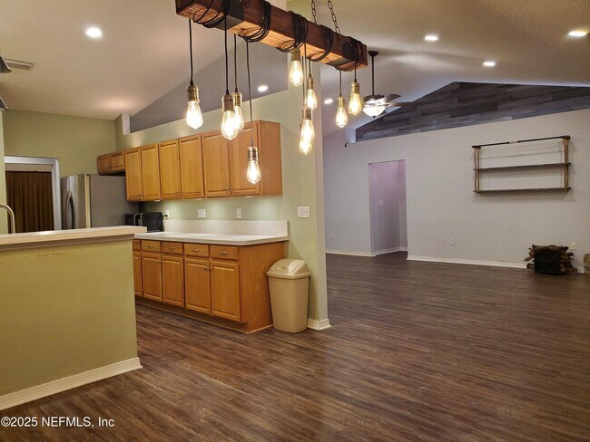 Building Photo - 2149 Pine Tree Ln