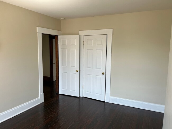 Building Photo - **REMODELED 4-BEDROOM/2-BATH HOUSE IN NORT...