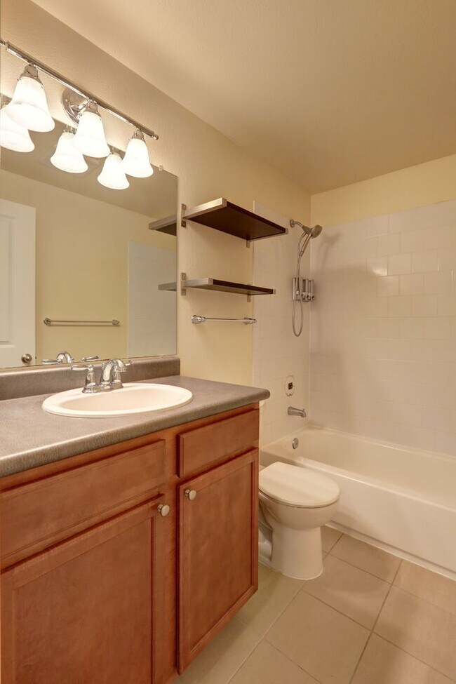 Building Photo - Spacious 2bd, 2ba Upper Unit Available in ...