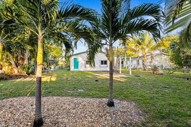 Building Photo - Comfortable Oakland Park Living - 3BR with Outdoor Space