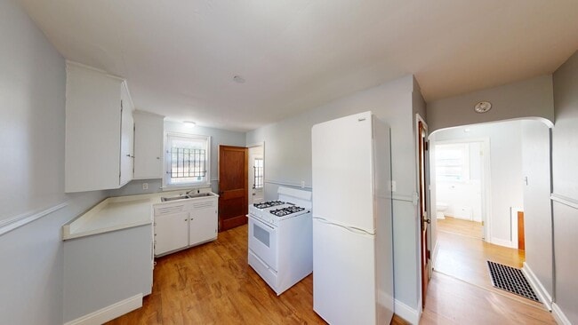 Building Photo - 1040 E Gates St