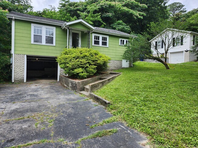 Building Photo - 2 Bedroom 1 Bath home near Stuart Heights ...
