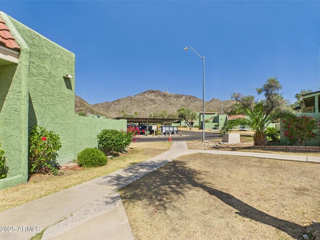Building Photo - 733 E Cochise Dr