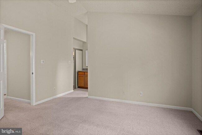 Building Photo - Charming Townhome with Modern Amenities