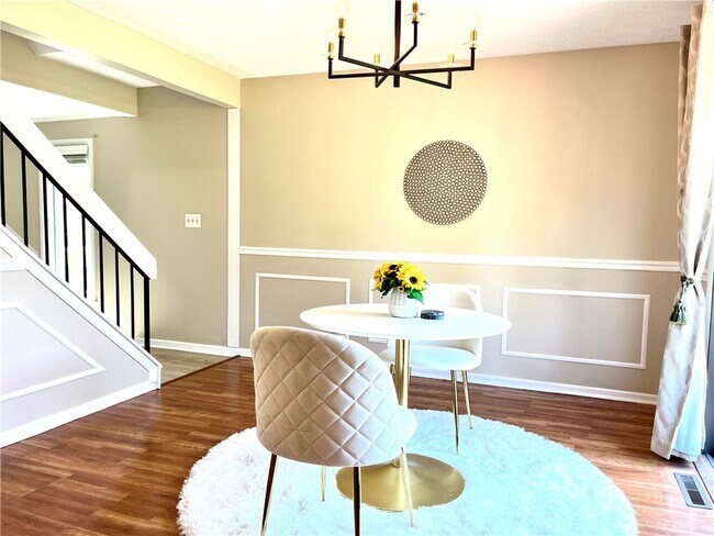 Building Photo - 3 Treetop Dr