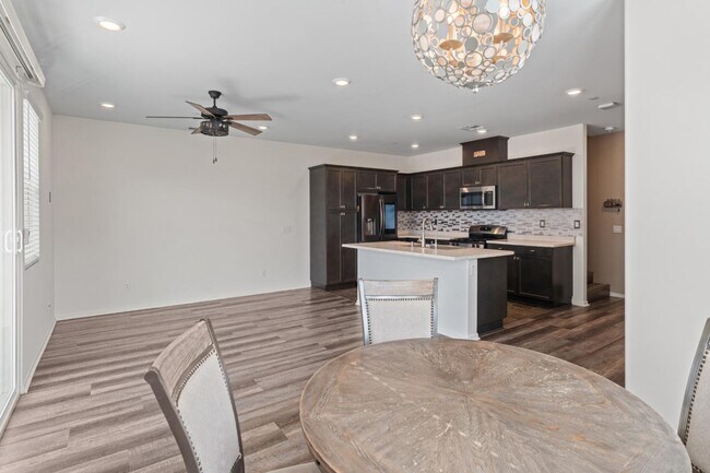 Building Photo - 30324 Town Square Dr