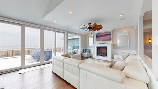 Building Photo - 404 21st St S