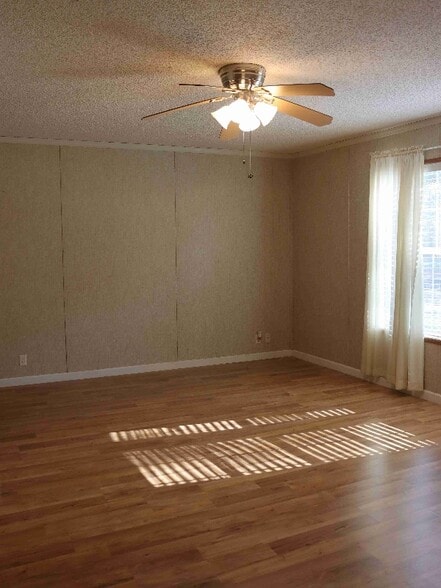 Building Photo - 259 Kings Cir