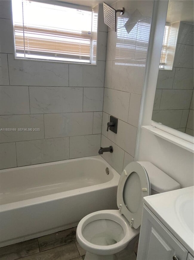 Building Photo - 1350 NE 119th St