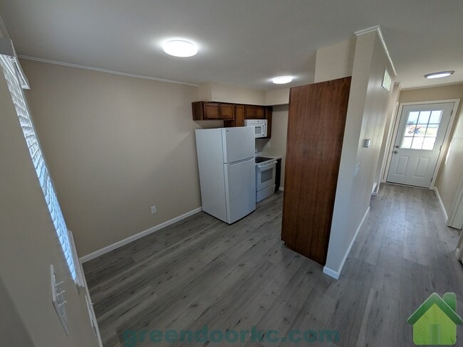 Building Photo - 412 Holiday Dr