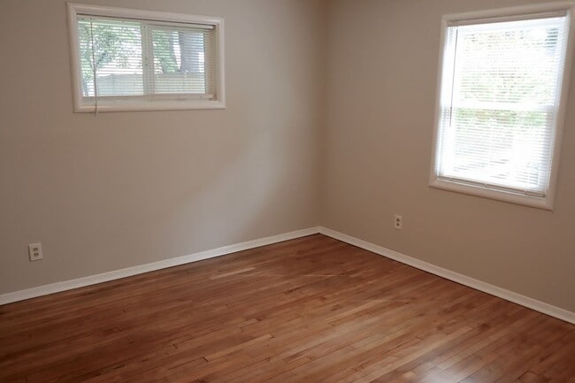 Building Photo - Very Cute 3 bedroom just 7 Minutes to Twin...