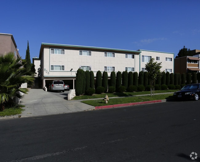 Building Photo - 823 S Plymouth Blvd