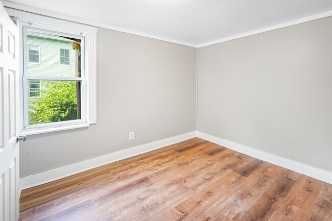 Building Photo - 15 1/2 Mendon Street