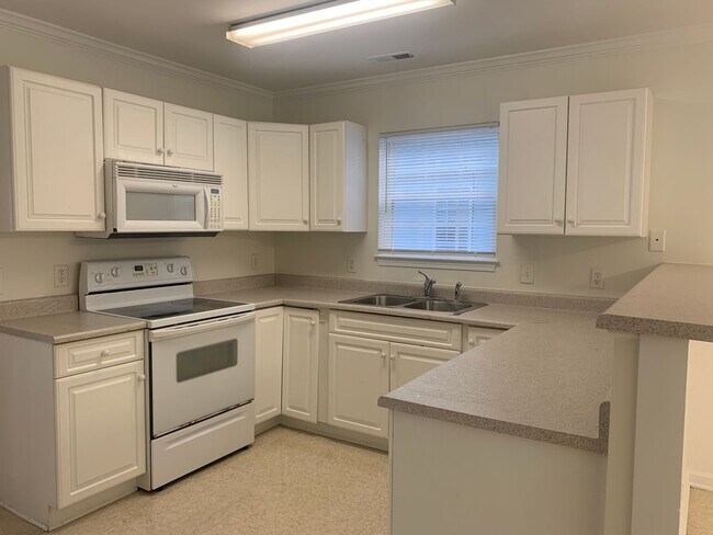 Building Photo - 3 Bedroom 2 Bath House on Victory Gardens Available Now