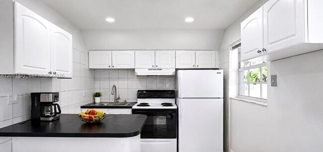 Building Photo - 731 SW 14th Ave