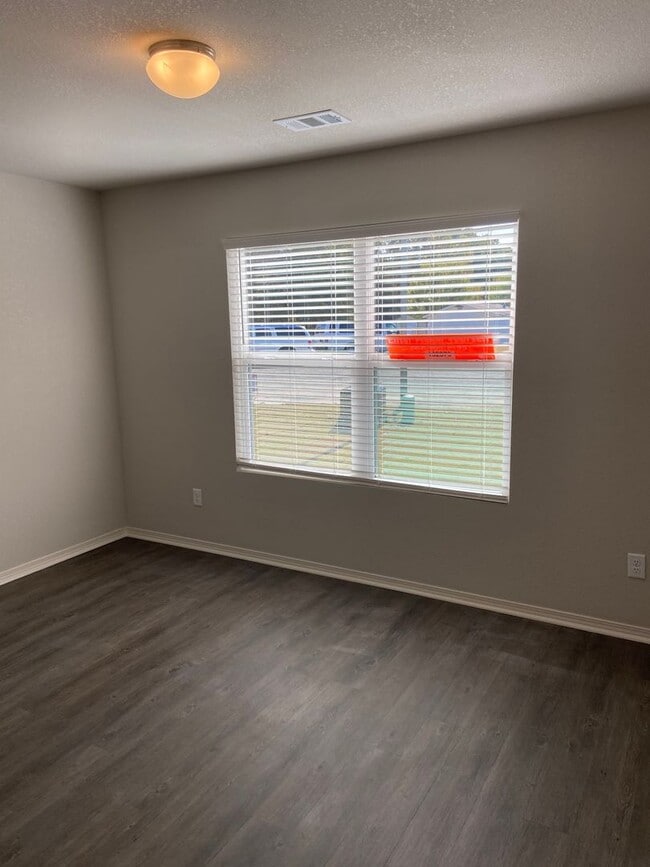 Building Photo - Fairview Haven Preleasing — 3 Bedroom, 2 Bath Home