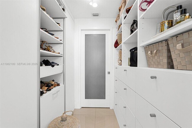 Building Photo - 1605 Bay Rd