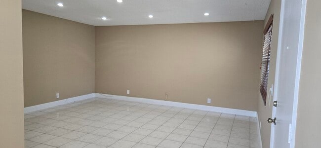 Building Photo - 134 Burgundy B