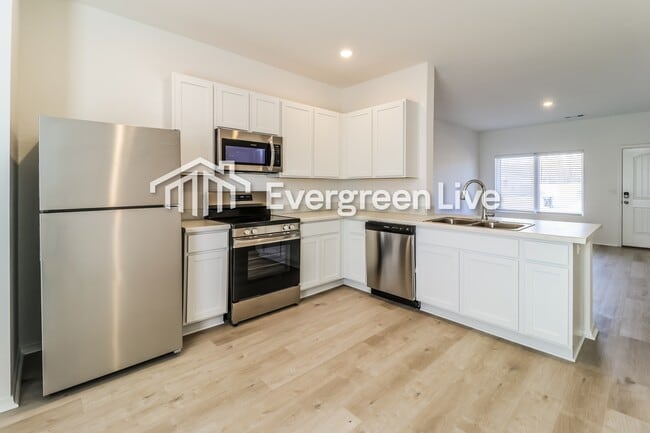 Building Photo - 44 10 Point Ln