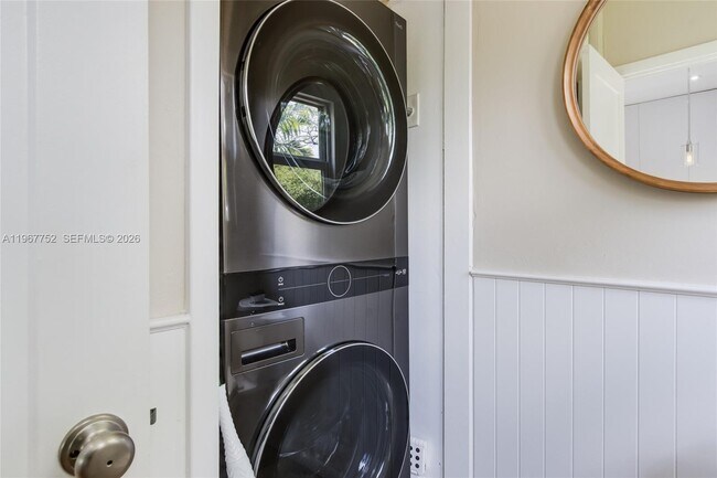 Building Photo - 655 NE 120th St