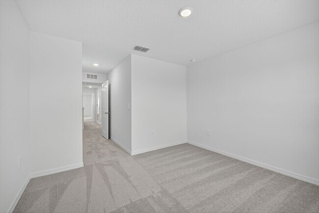 Building Photo - New 3 Bed Townhouse!