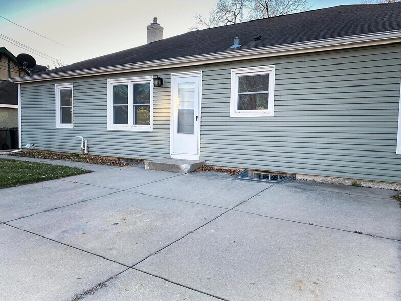 Building Photo - 1919 E 38th St