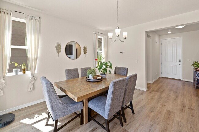 Building Photo - Bright and Beautiful Home with Gourmet Kitchen & Hardwood Floors